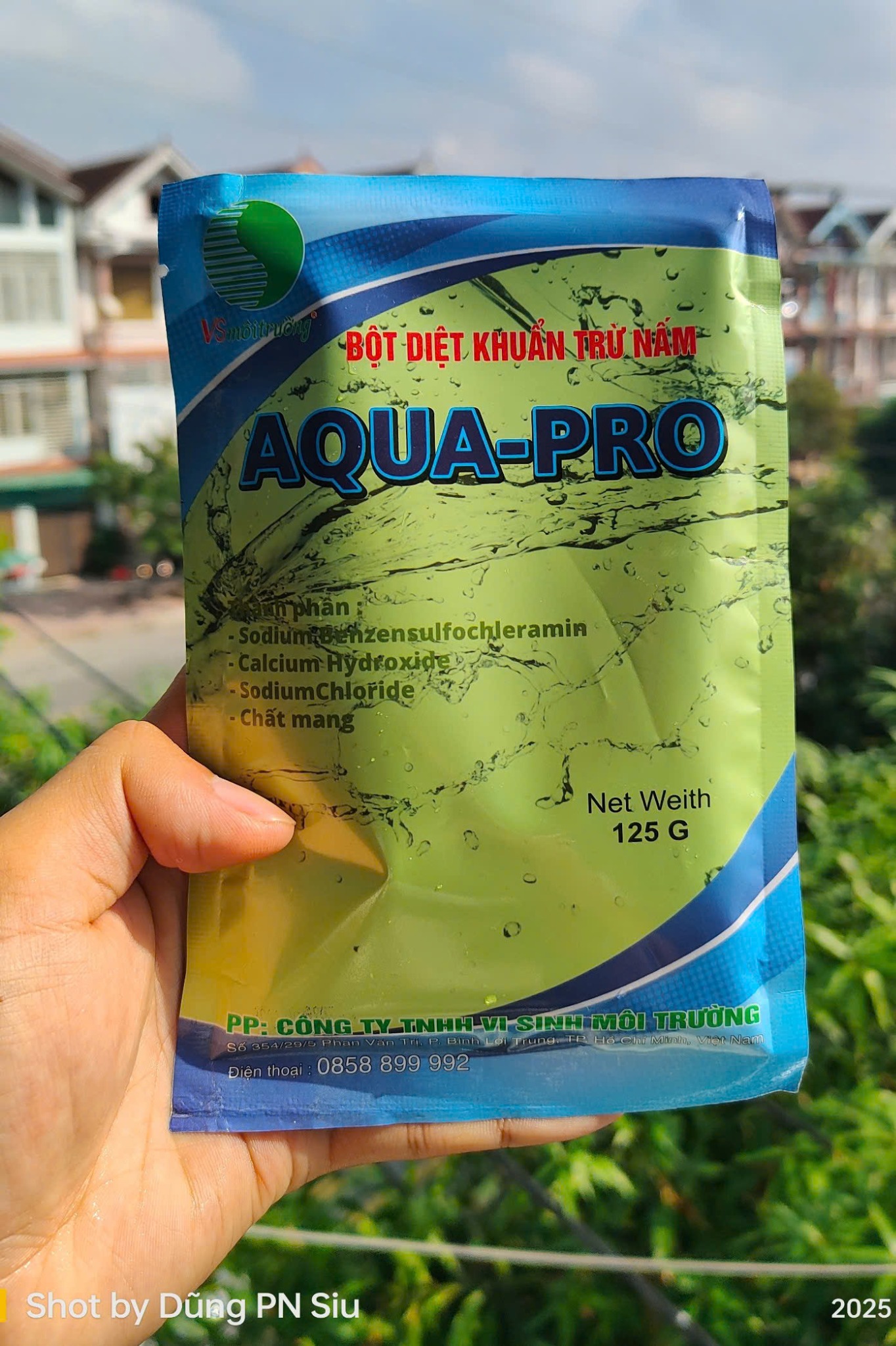 Ảnh thật gói AQUA PRO 125g với bao bì xanh dương và xanh lá, cầm trên tay ngoài trời